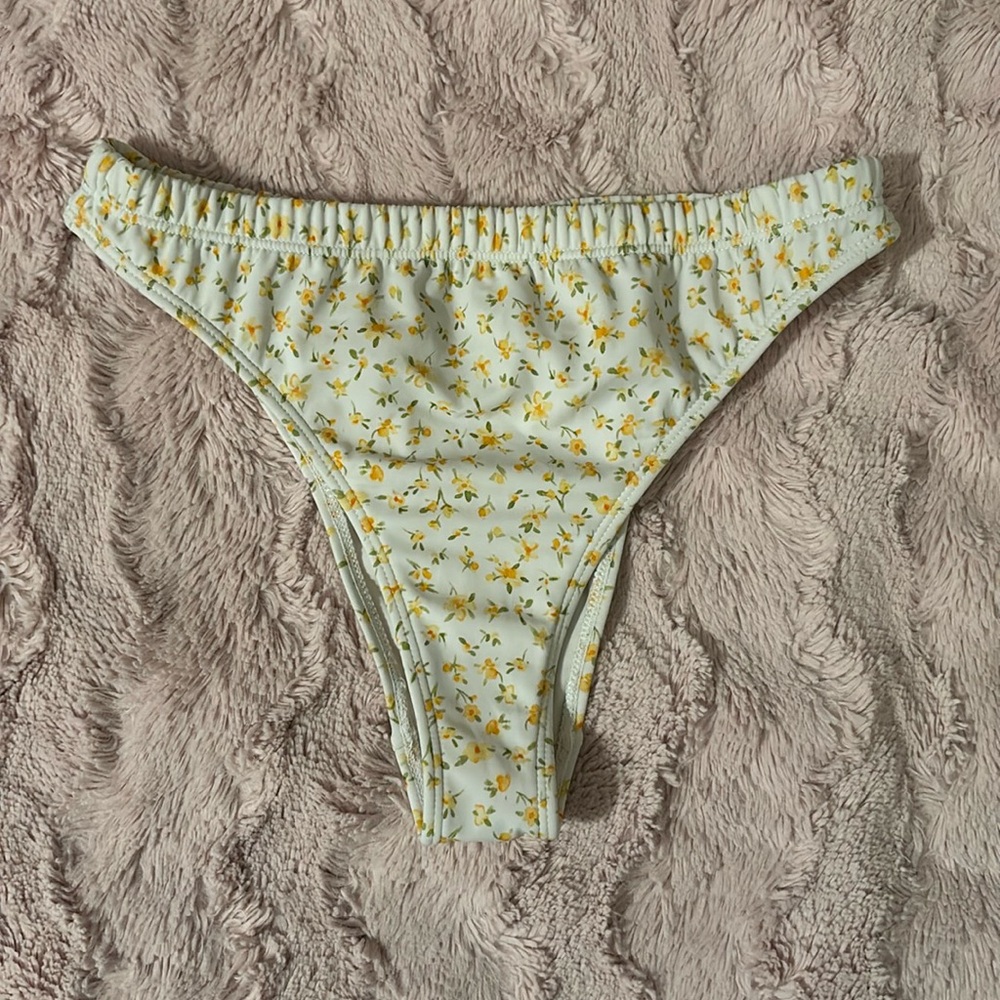 Pacsun, Solid white background, yellow flowers with green leaves